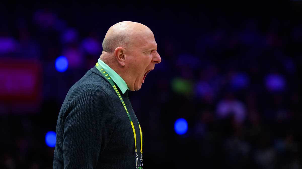 急于摆脱湖人阴影反受其害！温德霍斯特点评快船的“小弟心态”

ESPN记者温德霍斯特直言快船存在“小弟心态”。球队长久以来急于挣脱湖人带来的光环压制，为此不断进行激进豪赌，引进伦纳德与乔治的计划最终失败。

随着薪资丑闻重罚落地，快船交出多个首轮签，未来数年缺少交易筹码，很难吸引巨星，大概率陷入长期