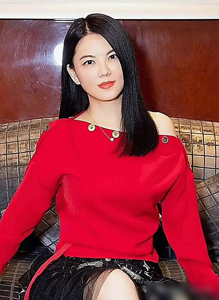 47岁的李湘，愣是被拍出了20年前的味道。
路透生图，脸还是那个脸，轮廓收得死死的。肉没少折腾，但下巴线条居然回来了。有人说这是富婆的医美天花板，也有人说她就是饿出来的。翻出06年的老照片对比，那时候是清纯挂，纯色修身，眼里带水。后来胖过，被嘲圆润贵妇，现在又瘦回去了。
说实话，到了她这个年纪，