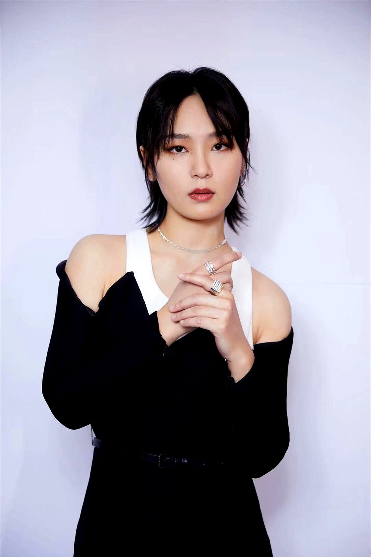 叶一茜女儿都18岁了，同为超女的周笔畅，竟然已经独居了20年。没结婚，没孩子，连个恋情传闻都没有。

除了上音综和开巡演，她几乎不在大众眼前露脸。

老父亲急得开玩笑，说她再不结婚自己都要抑郁了。面对催婚周笔畅的态度很干脆，理解父母的担心，但绝不妥协。

不被世俗进度条赶着走。41岁无婚无子，彻底掌