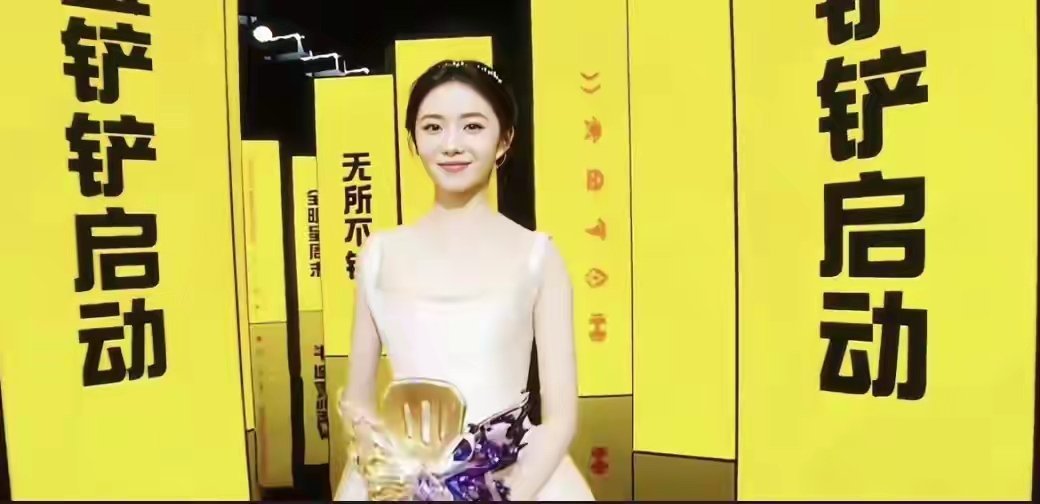 “金铲铲公主”：刘浩存一心追三星凯尔，反差萌彻底藏不住了！ ​