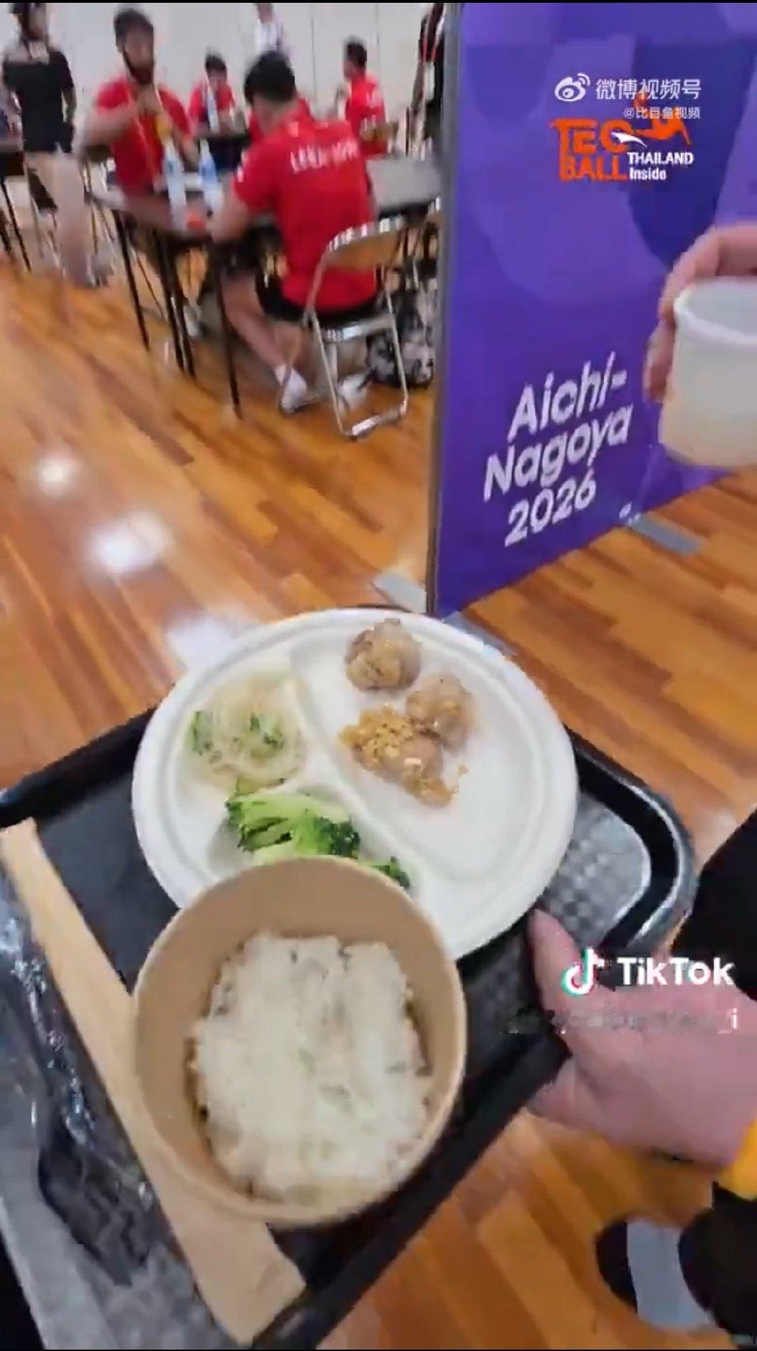 #亚运会# 午餐：一口粉丝一杯饭一点配菜[泪奔] ​
