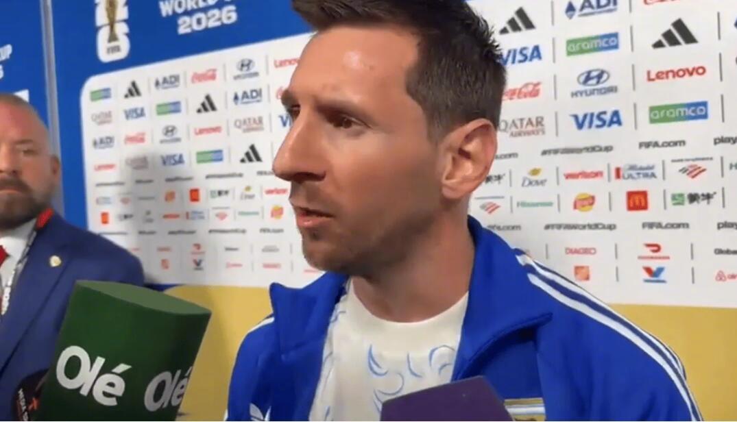 阿根廷在世界杯半决赛中2-1逆转英格兰，挺进决赛。赛后，梅西在混采区接...