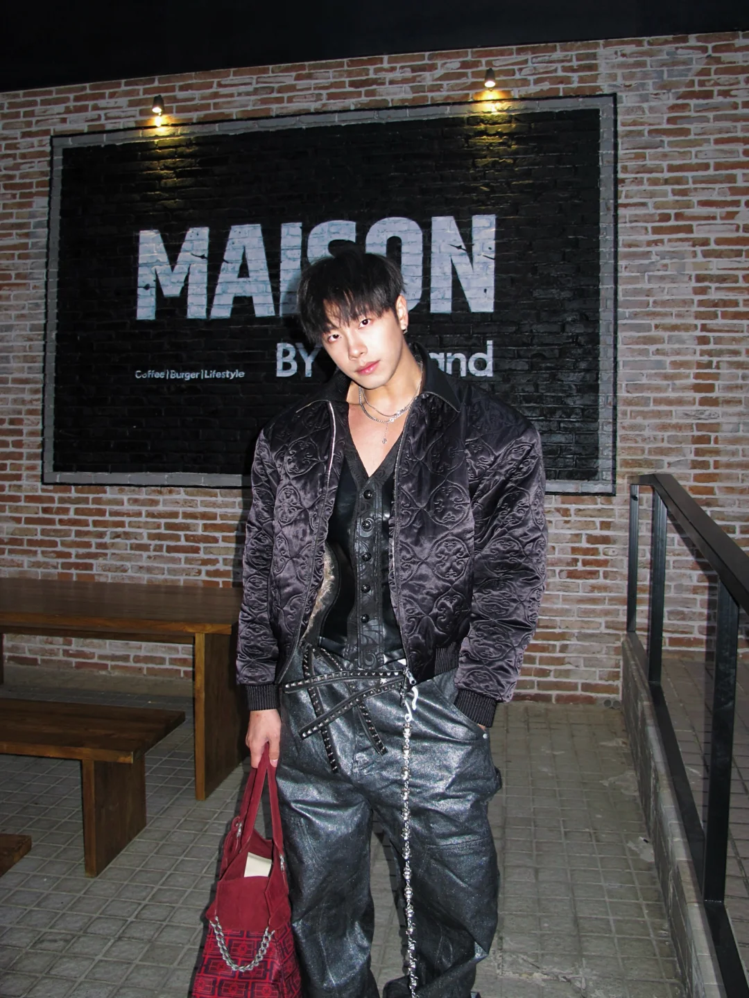 白天穿白色🥼晚上穿黑色🎱