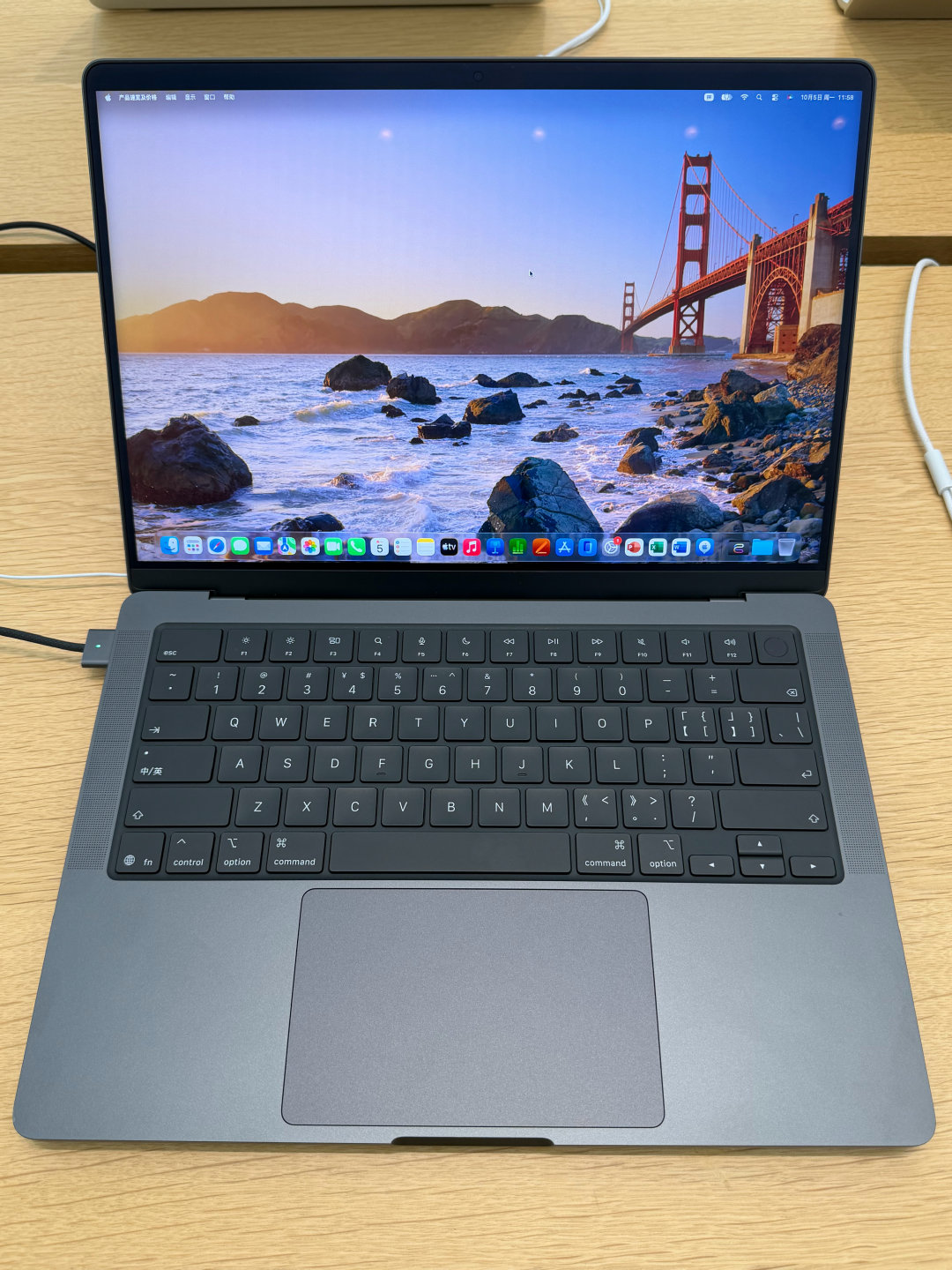 下次换MacBook Pro一定选配纳米纹理屏幕，太舒服了，使用视角下，几乎完全没有反光。 ​