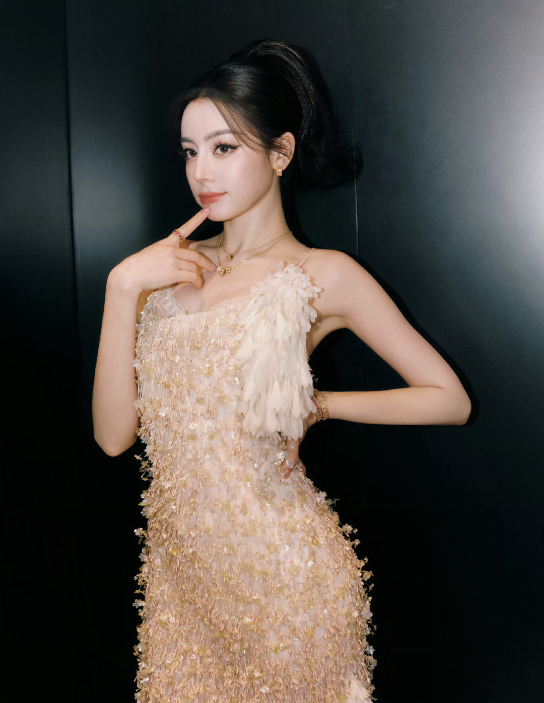 #迪丽热巴蝴蝶飞走是巧合# 迪丽热巴好俏皮 ​