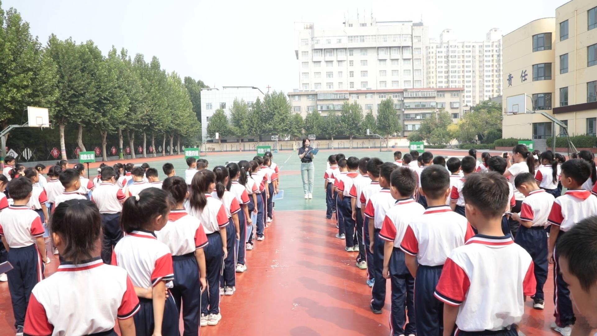 【警钟长鸣！防空疏散演练进校园 上好这堂国防人防必修课】9月18日是防空警报试鸣日。今天上午，张店区人防事业服务中心联合张店区科苑小学组织开展人防疏散演练，把国防安全教育搬进校园。

上午10时，预先警报准时响起。学生们听从任课老师指挥，按照既定疏散路线，快速撤离教学楼，安全抵达操场集合 ​
