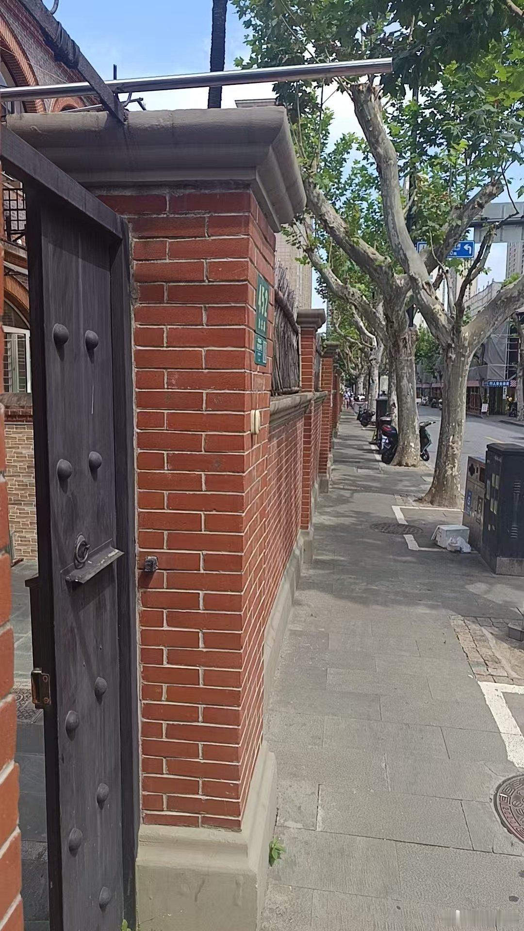 【默契】
大路朝天各走半边，大多时候“狭路”相逢。
车辆上路，有边界、路障、阿Sir与电子眼四重监督，而在狭窄人行道只剩自行交会。
潜规则也有：男谦让女、少谦让老、缓谦让急，彼此对视一下就知道自己该走该停！
若对方“善让”在先，如何回应？
或致谢或含笑，最识相是紧走两步。#有生之年,狭路相逢##文明出行##礼让##日常分享[超话]#