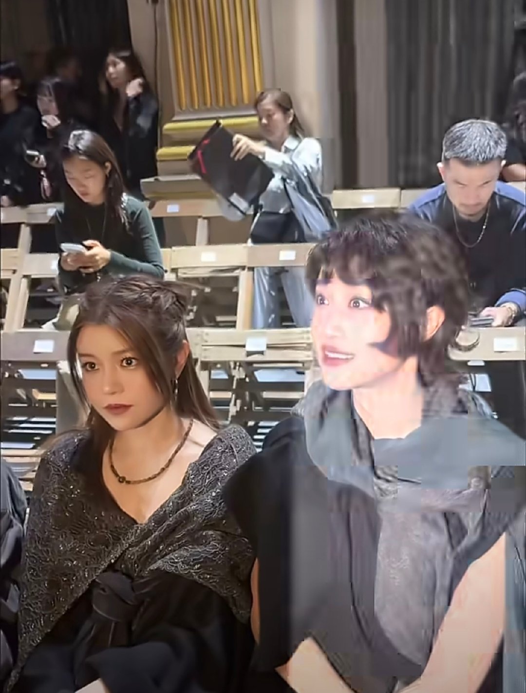 #蓝盈莹##陈妍希蓝盈莹周震南同框看秀# 根本不需要什么台词和动作，光是安安静静坐在那里同框，就是一张高级感满满的电影海报。 ​