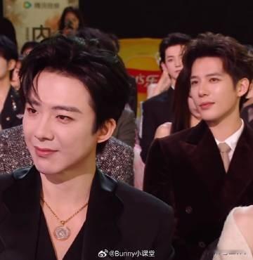 星光大赏最经典的同框图来了，兼具残忍和乐子