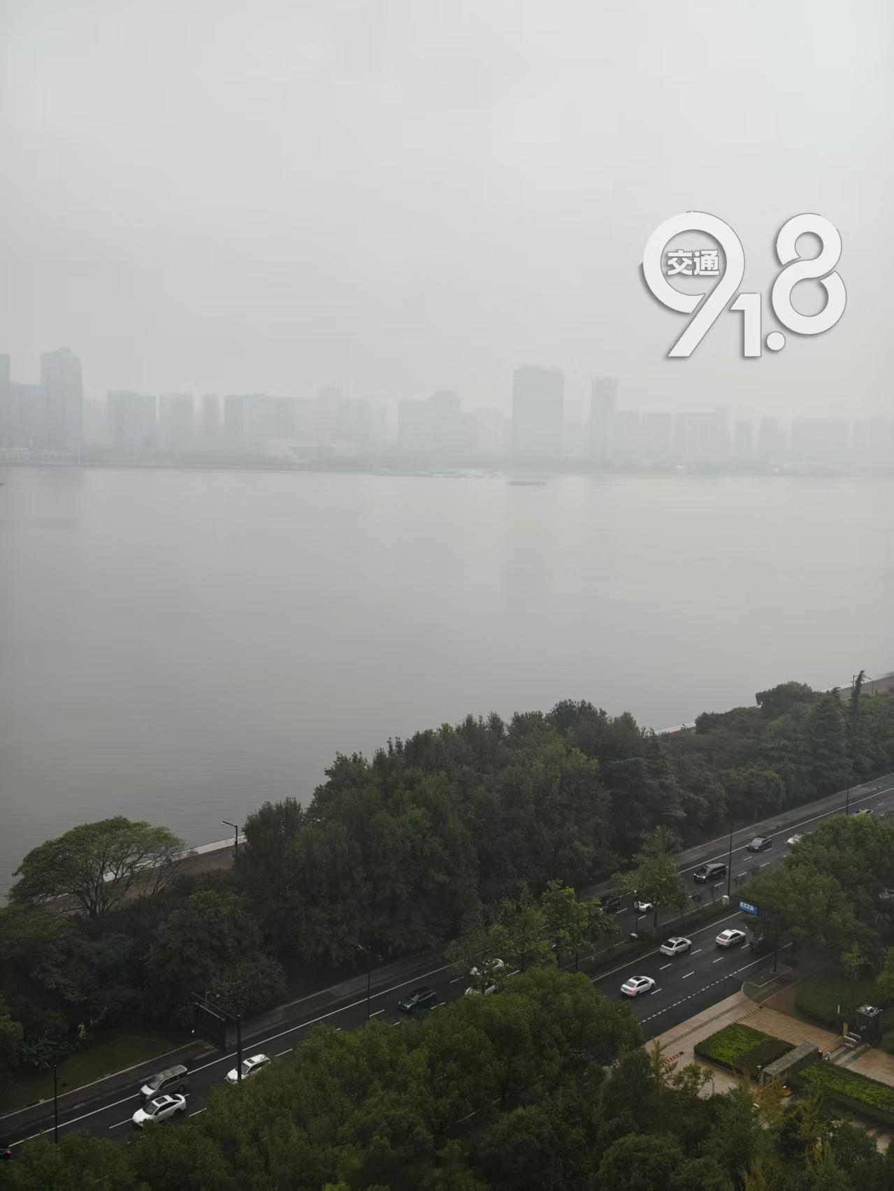 #台风蔷琵会影响杭州周末吗##莫干山越野赛遇上台风蔷琵#   今天（10月23日）是霜降节气，杭州降温、降雨一起到货，台风“蔷琵”也来凑热闹。这个周末到底会不会被台风“搅局”？杭帮侠记者今天采访了浙江省气象台首席预报员徐燚，结合最新路径给大家捋一捋。

今年第30号台风“蔷琵”（强台风级）今天1 ​