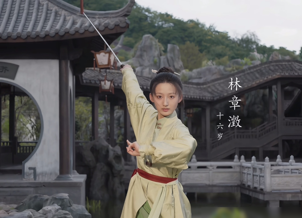谭松韵刘学义的女儿，一出场直接把观众看愣了。这脸既不像爹也不像娘，倒跟剧里韩梁一个模子刻出来的。
《兰香如故》里许兰香林锦岐生的一双儿女，本该是女儿肖父最直观的证明。结果小演员一露脸，弹幕全在刷：这怕不是抱错了？
选角讲适配，配角更要命。主角靠演技撑大梁，小辈靠脸圆逻辑。观众一眼出戏，前面铺的宿