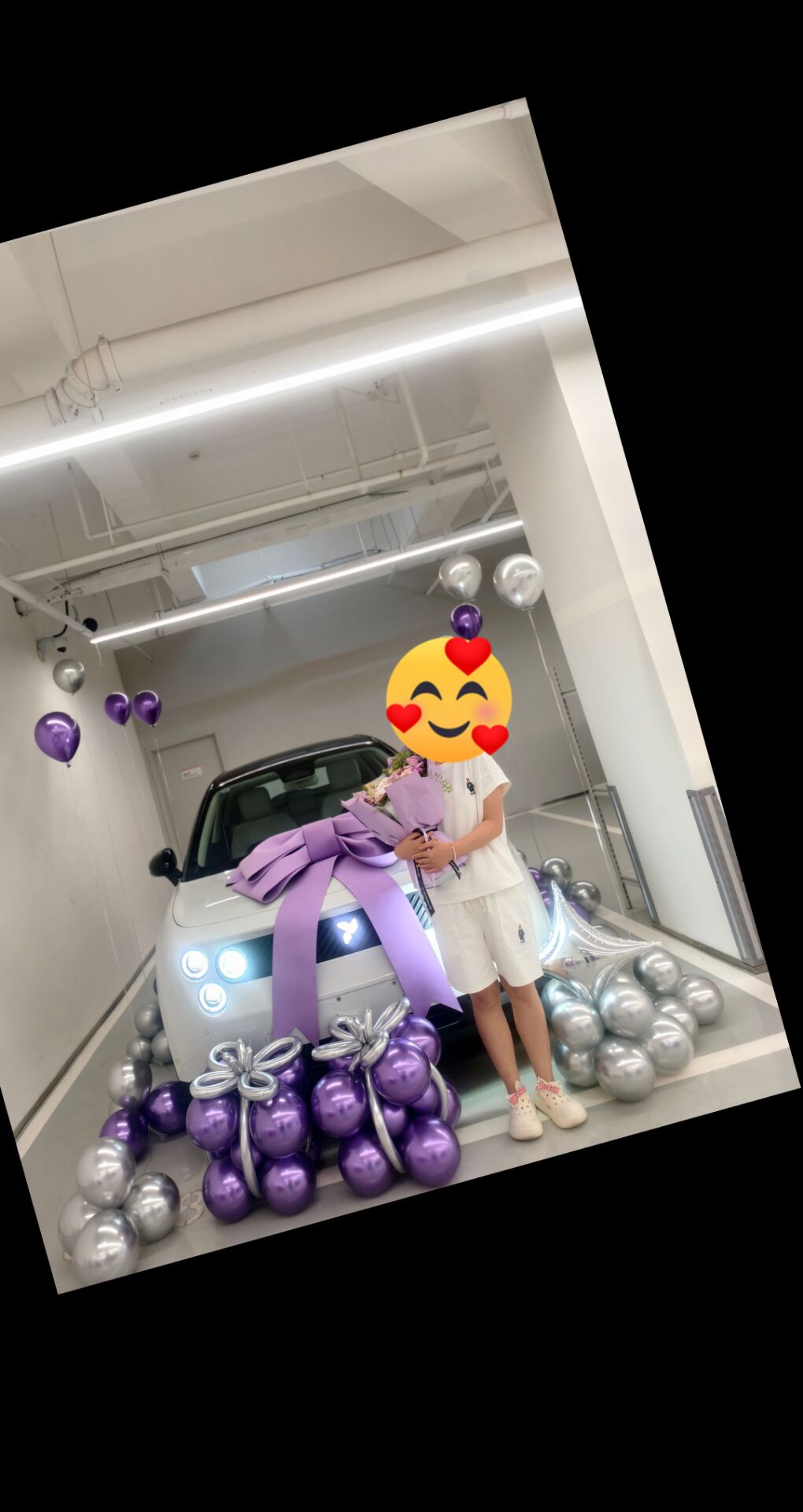 喜提白色萤火虫，终于拥有一台日常通勤代步小车。对比多款同级小车，看中它小巧灵活，城市穿梭、停车掉头都很轻松。白色外观干净清爽，简约耐看，日常打理也省心。座舱布局简约舒服，配置够用。最打动我的还是蔚来换电体系，不用纠结充电等待，补能很省事。作为城市通勤用车，兼顾安全与好开好停，满足我日常上下班、短途出