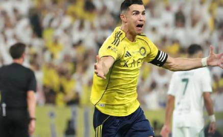 在北京时间今日凌晨结束的沙特职业联赛第30轮天王山之战中，利雅得胜利主...