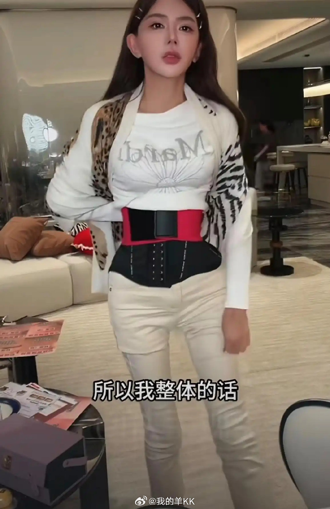 韩安冉的腰只有巴掌大，这腰也太夸张了吧 ​