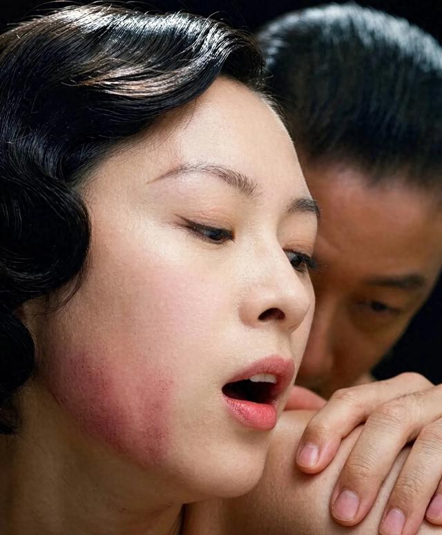 网传章子怡零替身？导演亲口揭穿真相
今天刷手机，又看到有人拿章子怡演《罗曼蒂克消亡史》说事，说她大尺度戏份全程零替身，拼得很。这说法传了好几年，可别全信。
咱先把话说清楚：片子里小六那个角色，真正撑起魂儿的，全是章子怡本人演的。那被关起来后空洞绝望的眼神，还有后来复仇开枪时那种狠劲儿，没有替身，都是