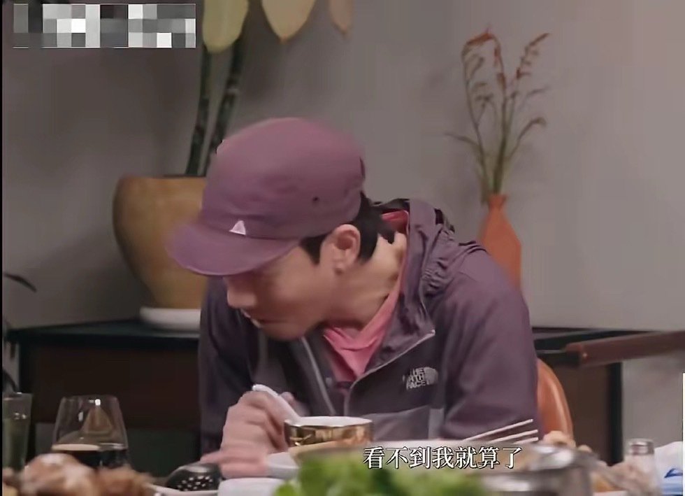 连招呼都不敢主动打
陈小春在李诞的节目中透露，见到林忆莲都会害怕的远远躲着不敢上前打招呼，对于陈小春来说林忆莲可谓是一个害怕的存在了，当初出道就是由林忆莲带着出道的，而对于成龙陈小春就是一种尊敬的态度，看到都会上前打招呼叫声“大哥” ​