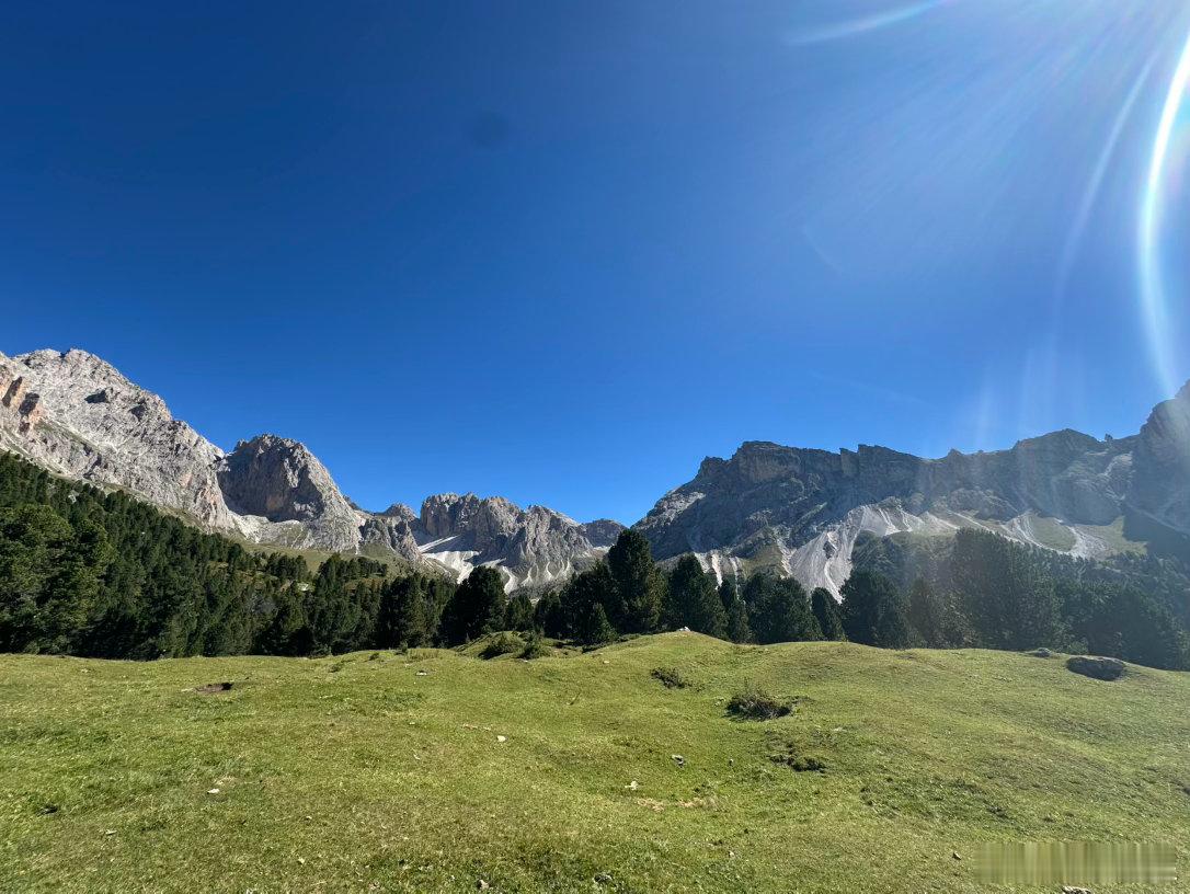 9/6 著名的刀峰山，第一天hiking 开始，开始的0.5M忘记开表，我的手表说是6.4M，借小伙伴的表显示完整记录10.9公里，高山草甸，牛铃叮当。ChatGPT 说我们的路线经过了 Fermeda、Baita Troier Hütte 一带，再绕回 Seceda 附近。它和 AllTrails 上很受欢迎的 Seceda—Pieralongia—Firenze Hut—Baita Tr ​