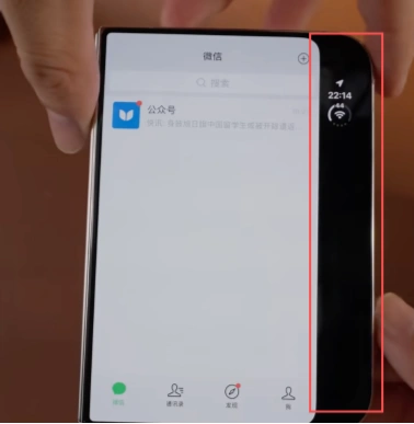 iPhone Duo万元机APP不适配，有折叠痕、屏幕开裂。如果是华为把软件适配，做成这个稀烂样，互联网上一定是骂声一片，“爱国机，智商税”“只坑富人”。

这台机器国行起步价落在一万六，高配版直接奔着两万六去。卖到这种价位，理应在开箱那刻给足成熟顺畅的使用体验。

结果真机上手之后，专业机构实测的