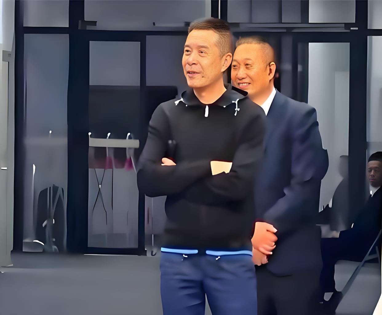 陈海涛措手不及！  在东莞主场输给广州男篮的比赛中，陈海涛与不少球迷选...