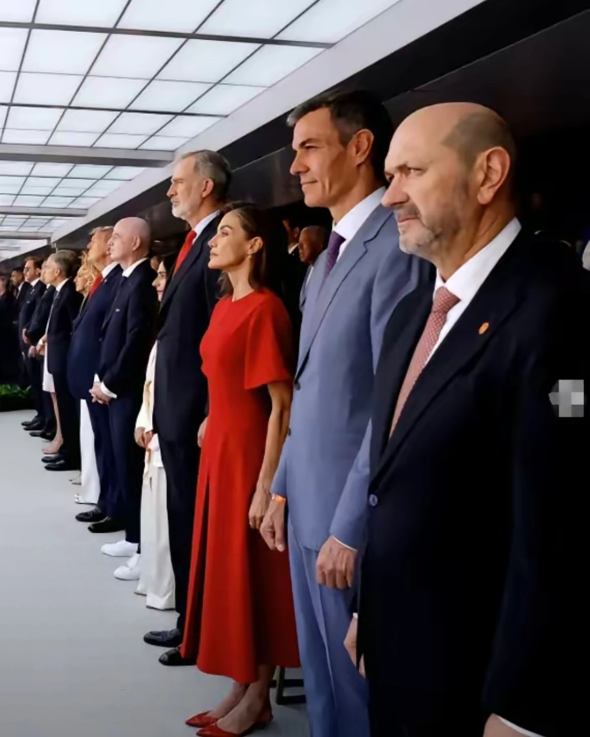 2022年让马克龙灰头灰脸，这次西班牙国王可不能再出错了，奖杯金球一次给够，让他有个好心情为欧洲跟特朗普争取多一些这次海湾战争要占的利益。