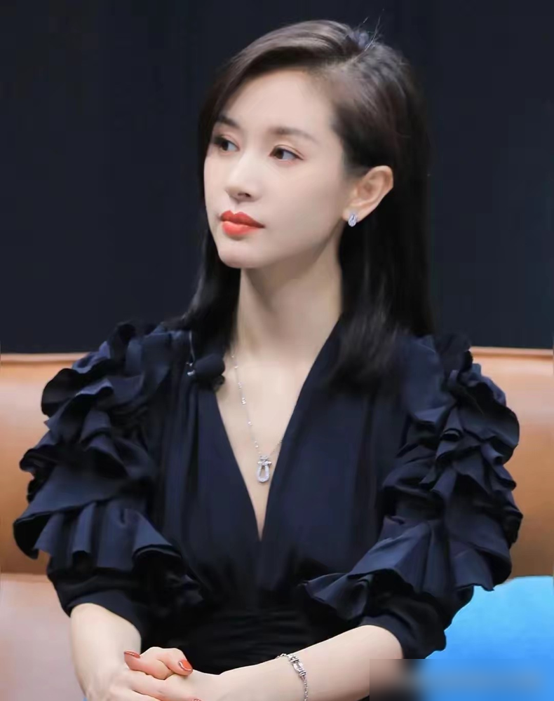 78斤，多一两上镜就显胖，王子文亲口说的。
她那骨架本来就小，镜头再一拉宽，人立马圆一圈。所以她常年泡在瑜伽垫上，倒立、开肩、各种反人类动作，肌肉线条练得比很多大骨架女星还紧实。
网友扒她穿搭，发现更狠，全是腰线哲学。短上衣死磕高腰裤，衬衫扣子永远解两颗，露锁骨露手腕，硬是把159穿出175的气