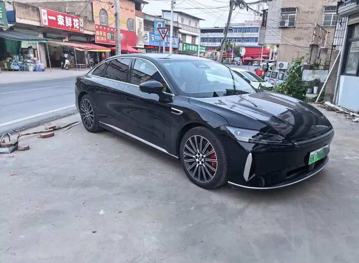 我的风云A9L是去年9月份买的，当时买车跑了很多次4S店，纠结过颜色和配置，当时也询问过销售，大部分选的都是尊贵版，而伯牙版贵了2万块，增加了几个配置，今天就聊聊我最终定下伯牙版的感受。
第一个就是轮毂了，这个造型非常配这个车身，看起来很大气，而且是20寸的轮胎，正好搭配这么大的车，后期又加装了卡钳