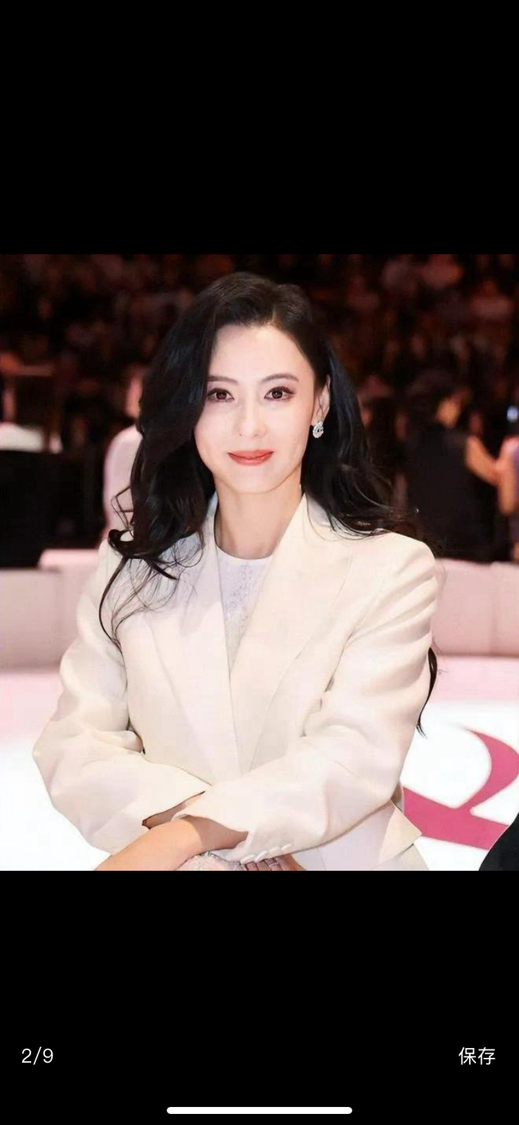 王菲和张柏芝究竟谁才算人生赢家，坊间吵了近二十年也没个定论，谢贤的态度却早已经摆得清清楚楚。
老人家公开谈及张柏芝全是夸赞，说她是难得的好母亲，逢年过节她总会带着两个孙子登门，从来不会拦着祖孙相见，两个孩子懂事有礼教养出众，谢贤晚年独居身体欠佳，全靠这两个小家伙陪着打发寂寥。作为思想传统老派的香港大