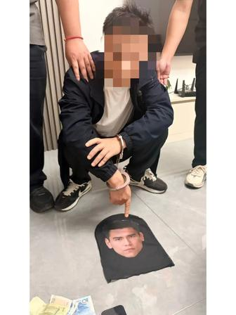 四川，男子为了作案伪装，不仅提前踩点，还戴着彭于晏头套入室盗窃，好不容易潜入没人的房间，结果刚进门就看到客厅上方有个明晃晃的摄像头，男子做贼心虚，吓的撒腿就跑。

他从内江花钱找朋友开车把自己送到威远县城，专挑下午踩点。为了避开地面监控，他从地下负一层车库溜进居民楼，确认屋里没人后用专业工具撬开防盗