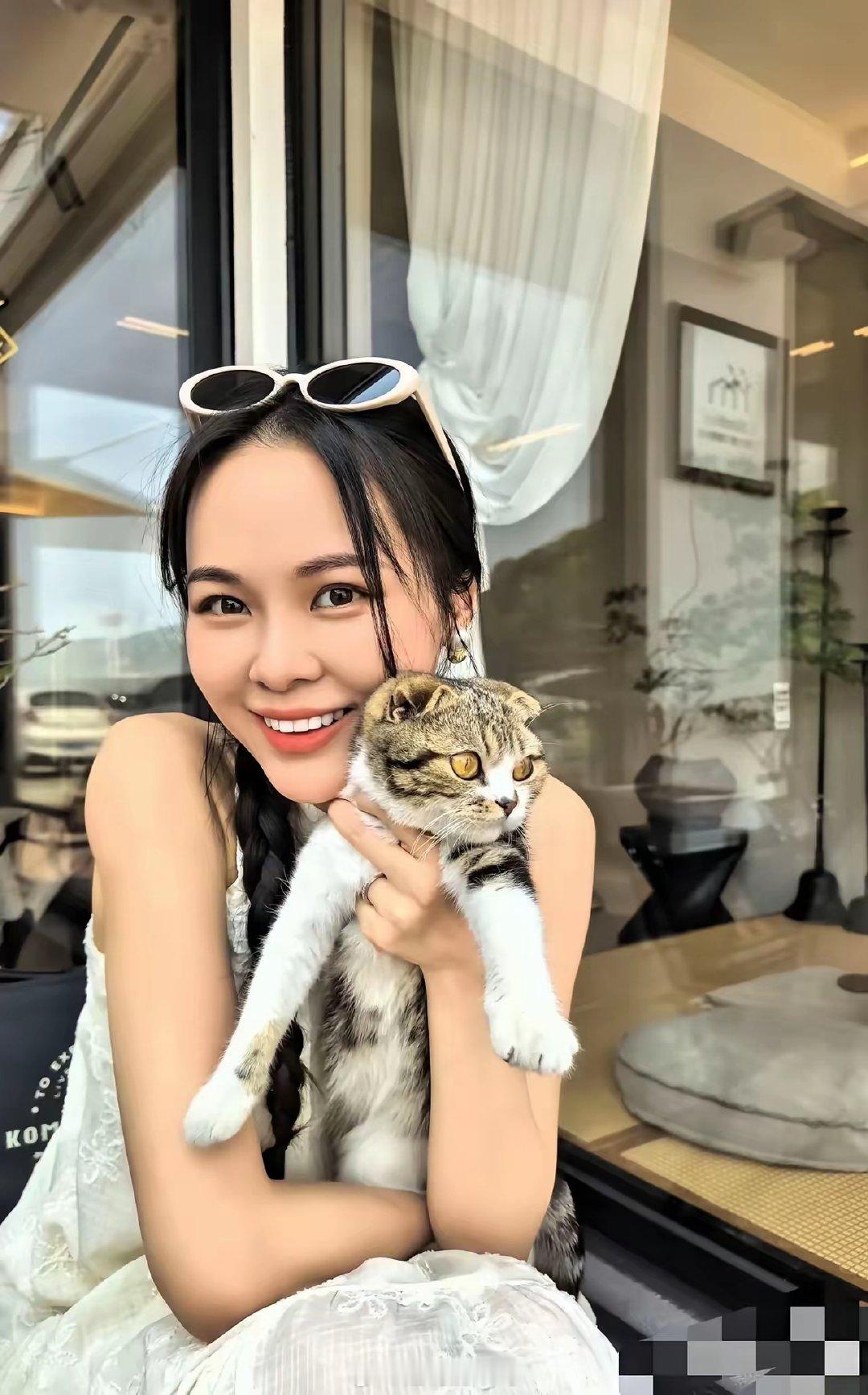 龚爽和她养了十年的猫，她的猫先于她四个月离世。如果她的猫咪不离世，她应该病情不会恶化，癌症就怕情绪悲伤 ​