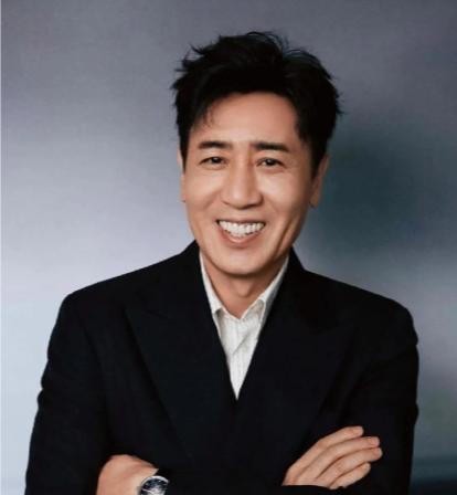 于和伟2021年6月拿白玉兰最佳男主角，赢了陈建斌、黄轩、王凯、张嘉益四个人。同一年4月，他在上海戏剧学院对师弟师妹说了一件事：给17岁的女儿发微信，回复要等半天，偶尔回过来一个字。
女儿不看他的戏
于和伟演过刘备，演过曹操，演过陈独秀。这些角色让观众记住了他，也让奖项认了他。但在女儿那里，全部失效