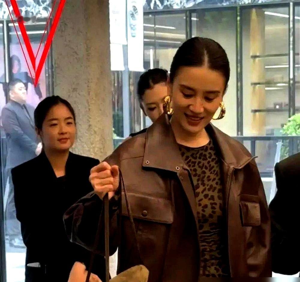 刚拿完视后，宋佳一个人穿着豹纹裙蹲在三里屯晃悠，没保姆车，没助理，更没精修图。

杨天真在播客里爆了个猛料，今年剧集开机率只有去年的三成，连签了约的项目都能黄。圈里人都在焦虑找活，宋佳反而说很久没进组了，非但不慌，还觉得挺好。

宁可闲着也绝不碰烂本子。用她的话说，现在是“忙着去做点不忙的事”。杨天