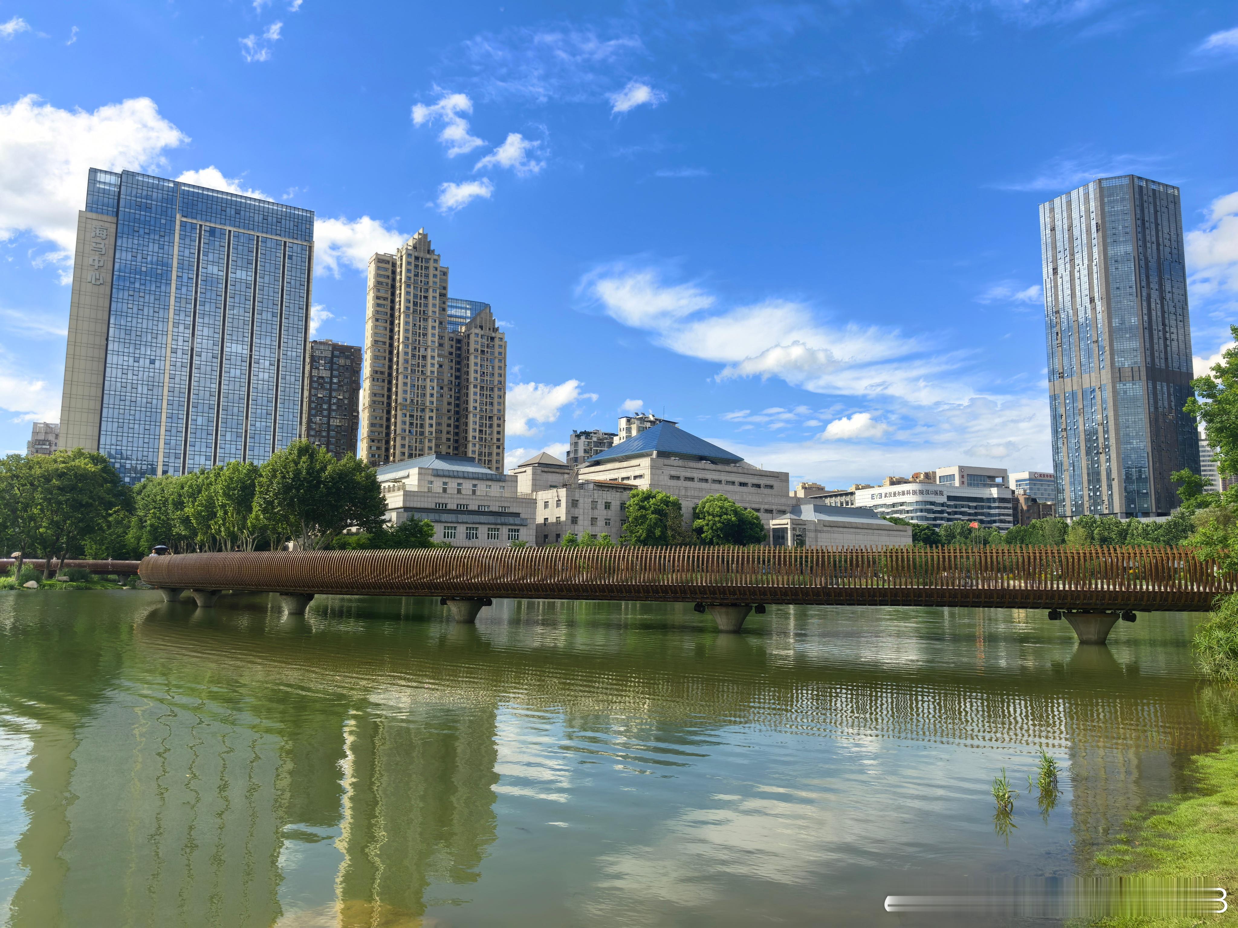 升学宴：不必“一刀切”取消，但须理性回归本义  

文/刘洪生
升学宴，不该被简单否定，也不应任其失序膨胀。其本质是家庭对学子成长的礼赞、亲友对寒窗苦读的致敬、社会对崇文重教传统的温情承续。关键在于：严刹歪风、守住底线，尊重情感、倡导新风。  
——公职人员必须“零操办”，普通家庭宜“简 ​