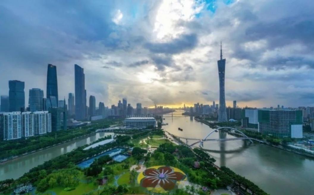 【今日热点新闻一览】、中央气象台8日18时继续发布台风橙色预警，预计台...