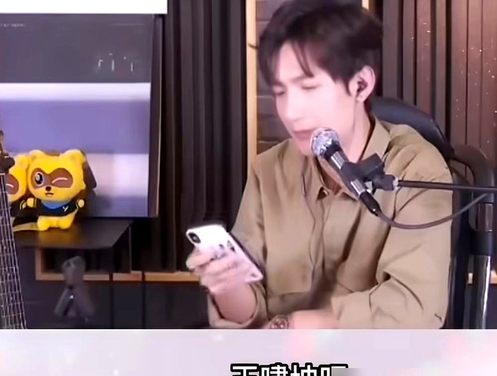 自己的原创神曲火遍大街小巷，自己开口唱一次却得掏钱给别人。

07届快男陆虎当年签经纪约被挖大坑，稀里糊涂连按俩手印，第二份直接把原创作品全权授权了。白菜价一次性卖断，导致《拾忆》再火也跟他没关系。

最穷的时候，他只能在张远家楼道里借宿，兄弟结婚连份子钱都掏不出来。后来硬是被苏醒、王栎鑫和张远从泥