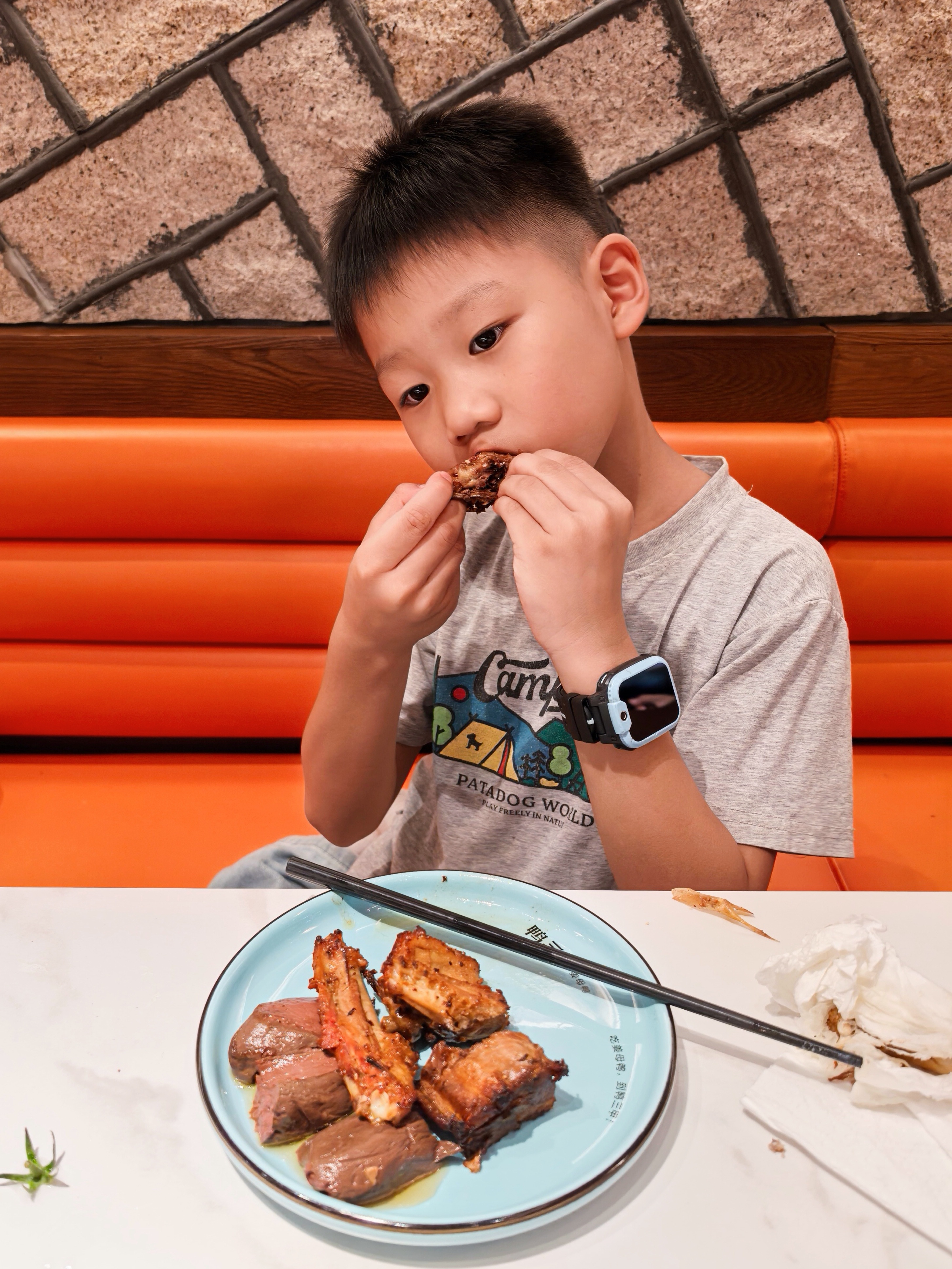 庆祝他开始在学校吃午饭我俩出来吃饭啦~孩子大了就是好吃姜母鸭吃到香香脆脆的肉会给妈妈咬一下喝可乐我说太多气了等下再喝他换着角度喝喝到一个位置没什么气泡的一动不动让我赶紧吸一口说这个位置吸上来的没什么泡太幸福了真的太幸福了孩子大了会疼妈妈凡事也会考虑妈妈了