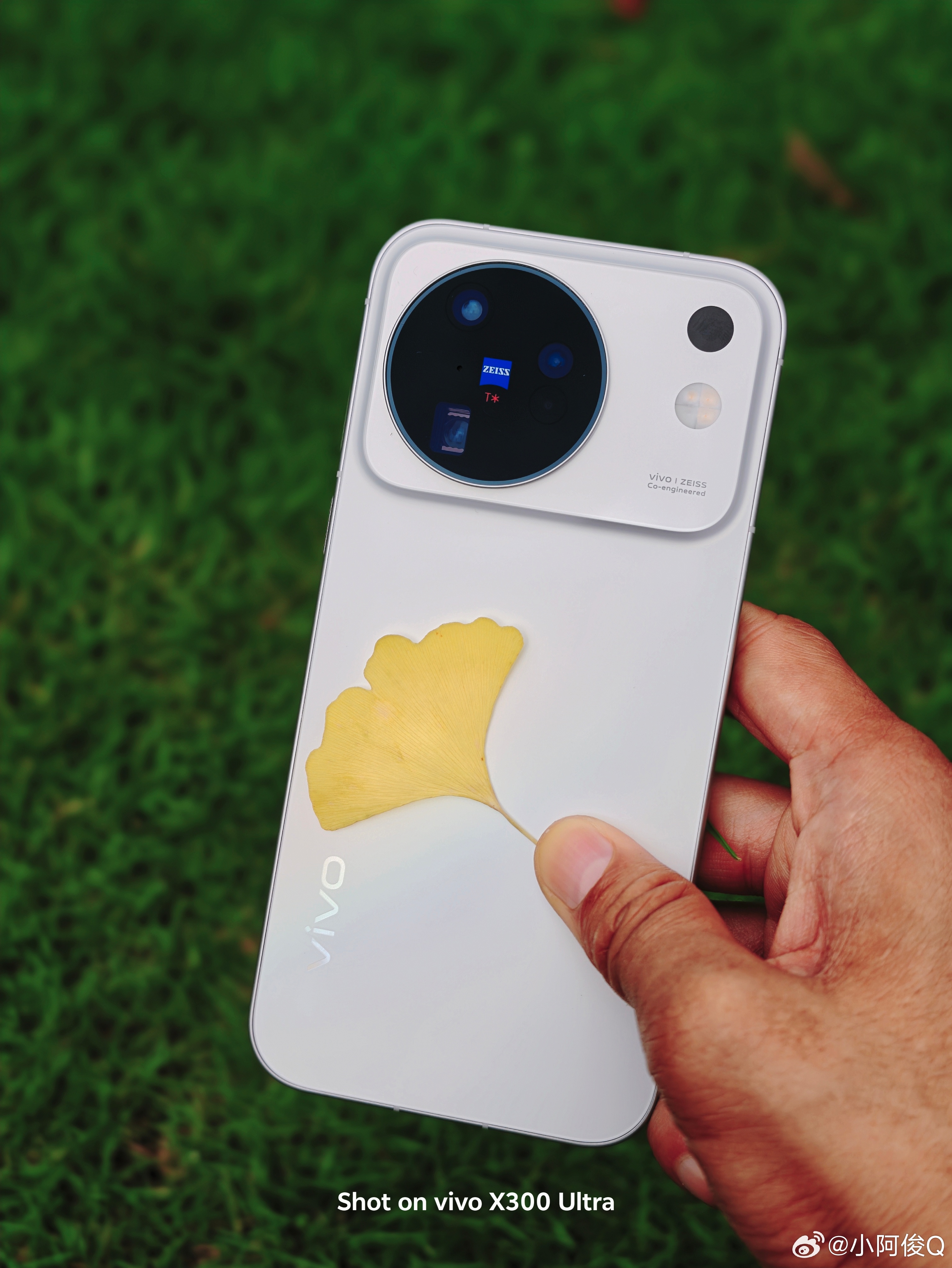 #vivo[超话]#简单开个箱，vivo X500  这个晴天配色真的直接美到我心坎里！
阳光下后盖那淡淡的彩光太绝了✨
天玑9600M，直接干到512G大内存。
OriginOS7新系统，还有蔡司影像加持。
刚上手简单摸了下，手感舒服，等后面慢慢测试拍照！#怎么越来越多人用vivo了##手机摄影##当你有了vivo##vivo X500# ​