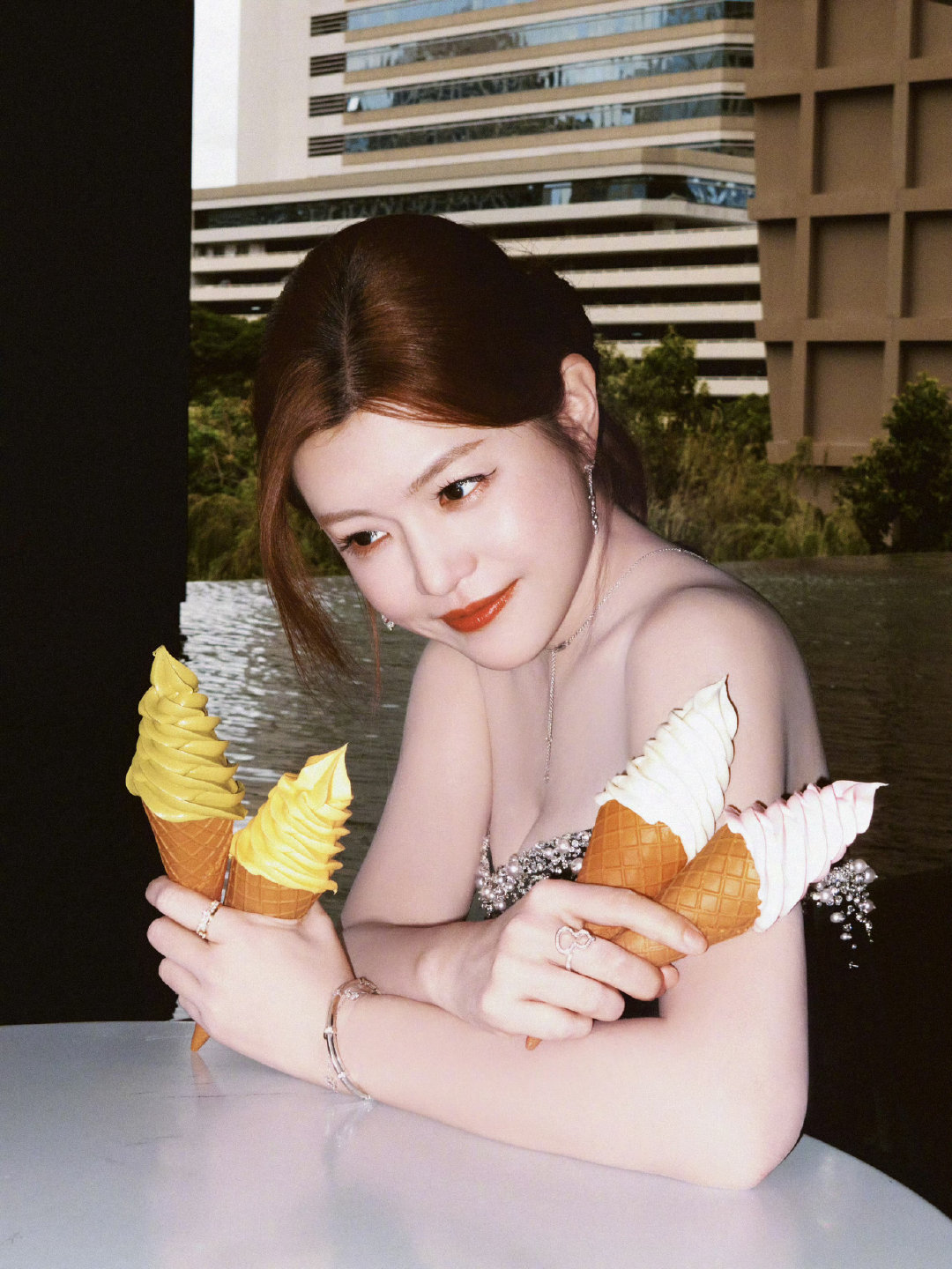 #陈妍希坦荡聊神雕侠侣##我家那闺女#
陈妍希大方谈及当年《神雕侠侣》的争议，心态通透从容。时隔多年，她坦然接纳过往外界的各类评价，坦言自己当初已尽力诠释角色，也理解审美本就多元。如今笑着复盘过往，这份松弛豁达的状态十分圈粉，尽显演员沉淀后的底气。 ​