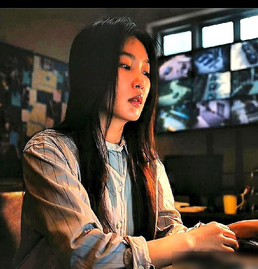 铁了心绝不拍吻戏的欧豪，这回把嘴凑了上去。

欧豪以前接剧本，遇到吻戏就划掉，劝也没用。这次在新剧《交锋》里，他却和邱天完成了真正的接吻镜头，没有替身，也没有借位。前后的变化，确实够让观众意外。

但比起追问谁让他改了主意，我更在意这场戏放在剧情里有没有必要。看剧时最怕的，是人物关系还没讲明白，镜头