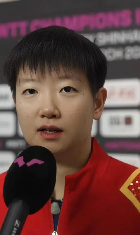 【#孙颖莎开始整顿乒乓球观赛礼仪#】#孙颖莎说希望大家遵守观赛规则#
北京时间10月5日，WTT中国大满贯女单1/32决赛，孙颖莎迎来重返世界第一后的首场比赛，对阵小将叶伊恬。本场比赛孙颖莎苦战四局，以3-1拿下胜利，顺利晋级下一轮。比赛期间出现小插曲，她一记发球被判遮挡，孙颖莎申请鹰眼挑战，回放 ​