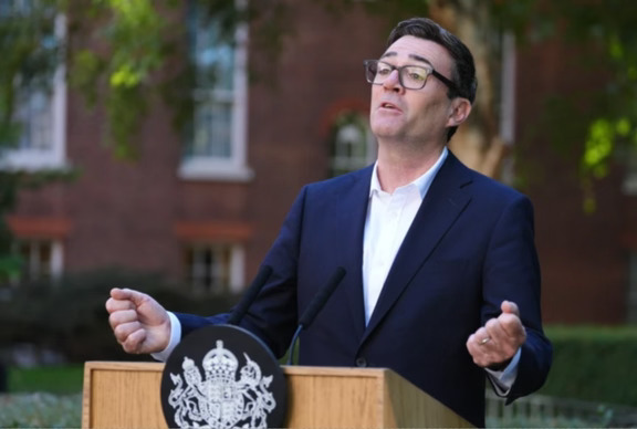 英国将为沙特战机提供空中加油支持，以应对胡塞武装袭击
亚太日报 张瑀轩
当地时间9月21日，英国首相安迪·伯纳姆表示，英国已同意沙特阿拉伯提出的军事支持请求，将由英国皇家空军为沙特战机提供空中加油服务，以帮助其应对也门胡塞武装近期发动的导弹和无人机袭击。英国方面称，此次军事支持属于“防御性”行动，预计持续数周。
伯纳姆当天在前往纽约参加联合国大会途中告诉记者，在听取国防大臣和外交大臣的建议后，他批准了沙特提出的请求。英国将在未来几天部署一架皇家空军“航行者”空中加油机，为执行防御任务的沙特战机提供空中加油。相关安排将有时间限制，但英国政府会根据局势发展进行评估。
此次决定正值也门胡塞武装与沙特支持的也门政府之间的冲突再度升级。近期，胡塞武装加强了针对沙特的导弹和无人机袭击，其中一枚导弹于19日飞向沙特首都利雅得，随后被沙特防空系统拦截。
胡塞武装还宣布对红海和曼德海峡内与沙特有关的航运实施封锁，并袭击与沙特有关的船只以及沙特境内的石油设施。本月早些时候，胡塞武装在也门境内继续推进，...