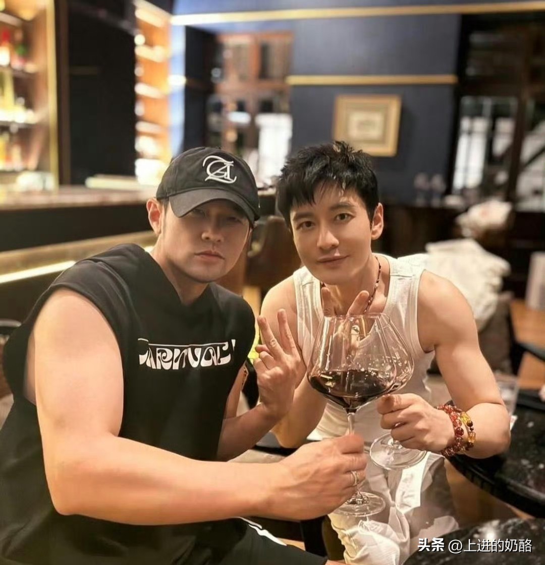 周杰伦还是太牛了，
快50岁的人了，
能练成黑皮体育生！


周杰伦47岁了，
强直性脊柱炎的老毛病跟了他好多年，
这病疼起来走路都费劲，
多少人犯病就得躺着。
他倒好，今年6月初泰国清迈，
跟黄晓明酒吧同框，
生图一出来，让全国的小姑娘两眼冒光！


黑色无袖一穿，肩宽背厚，
皮肤晒得黝黑，往那一