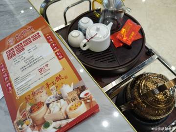 在广州老城区，茶楼仍是人气最旺的。我在文化公园附近去过，今天则来区庄立...