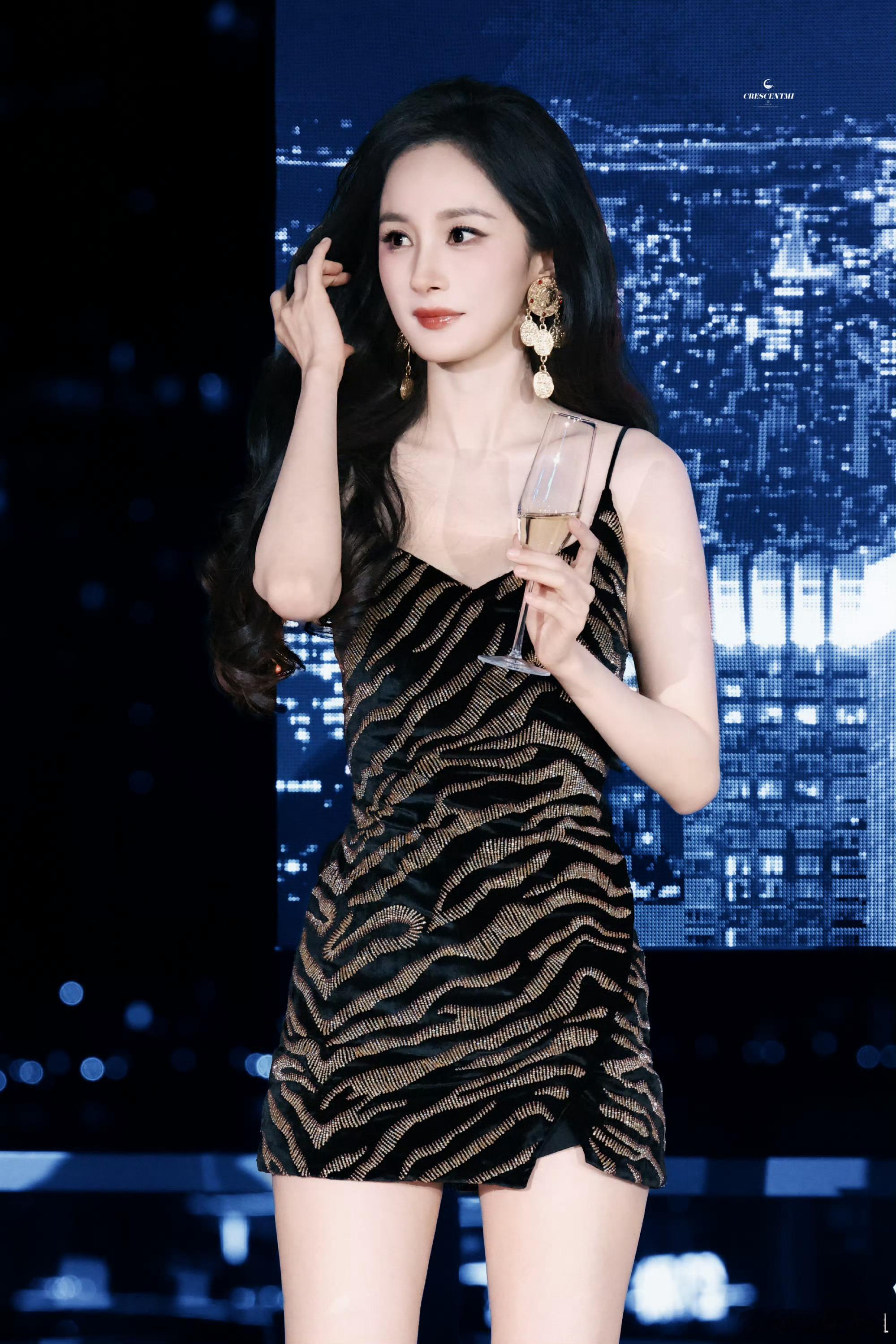 #杨幂[超话]##杨幂豹纹短裙##杨幂912生日快乐##杨幂 地表最强166.5# 

你是世间最可爱的小星星✨✨比今天的你更好看的只有明天的你❤️❤️你在我面前永远都闪闪发光💞💞，就像整个宇宙的星光都洒在你身上借着你的光🧡🧡，我看见了我从未见过的世界你是短暂的花朵🌺🌺，也是长久的琥珀🎉 ​