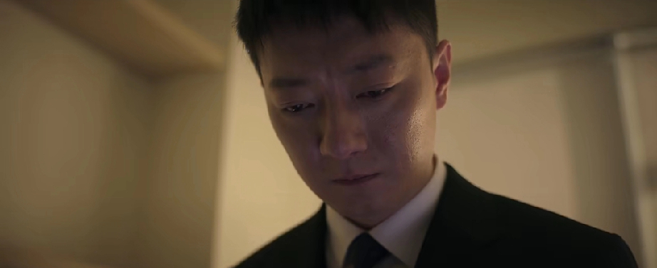 悬疑加无限流《死刑将至》开播了，我冲着阵容点进去，看了几集，立意和话题有点重。

青年律师付庭要在一个月内吃透十三宗死刑案，结果在封闭房间里直接进了案卷世界，站在案发现场亲历一切。设定很抓人，但真正扎到我的不是形式。

是它拍的那些死刑犯，全都不是天生的恶人。有人在沉默里攒了太多委屈，有人耗尽了最后