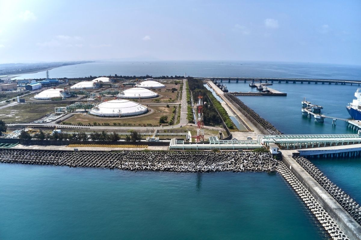 台湾急着寻求大陆支持，能源压力却越来越大。 要知道，台湾省眼下确实十分焦虑，有96%以上的能源依赖进口，但如果中东地区持续战乱，台湾天然气最多能够维持约11天，原油储备支撑120天。

谁能想到，远在数千公里外的中东战火，竟然让中国台湾省的能源供应面临一场严峻考验？

进入2026年10月，霍尔木兹