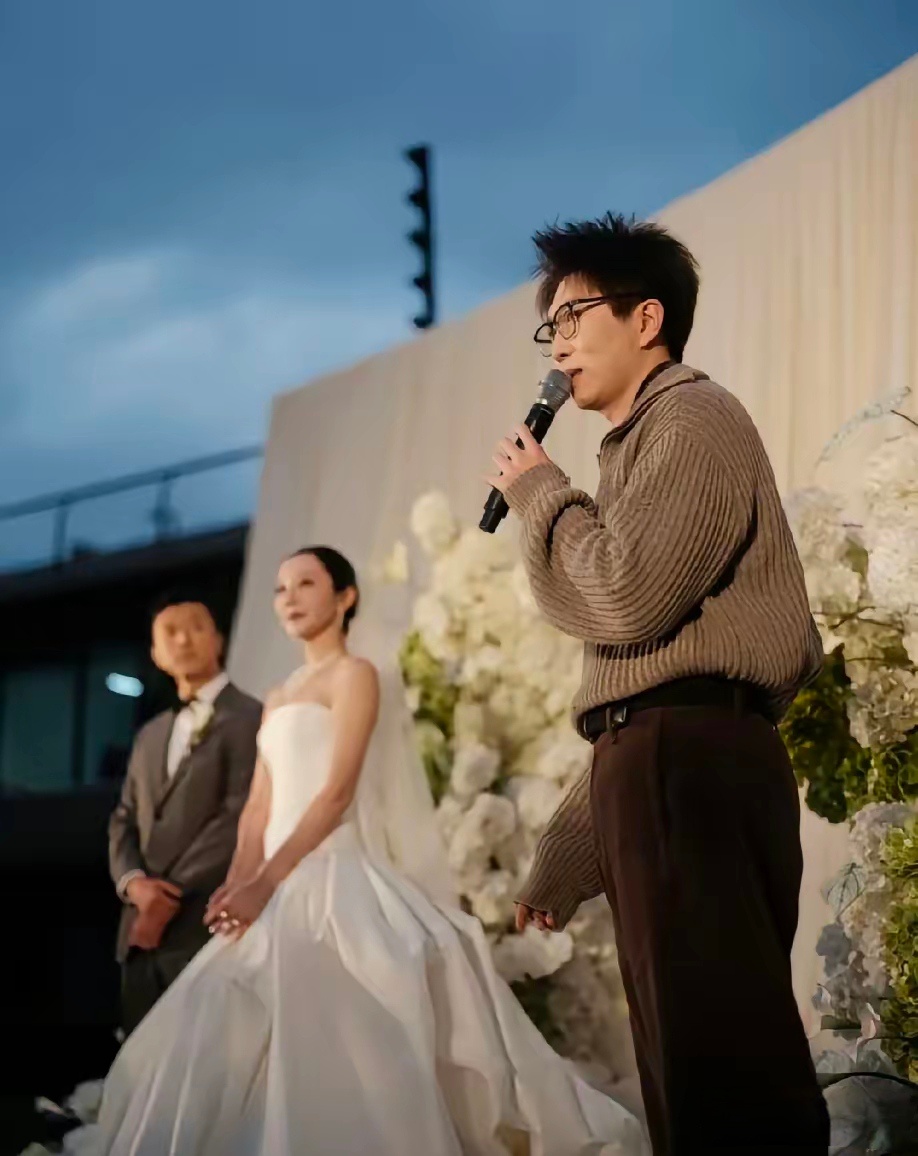 终于搞明白了，难怪毛不易32岁了还不结婚，原因不是遇不到合适的人，而是早就看透了婚姻的本质。外界起初以为是他性格慢热很难动心，直到听完他在相识二十年发小婚礼上的致辞，才让人彻底读懂了他。别的宾客参加婚礼都是说着百年好合的客套祝福，毛不易却十分清醒地表示，结婚在如今这个时代越来越不意 ​