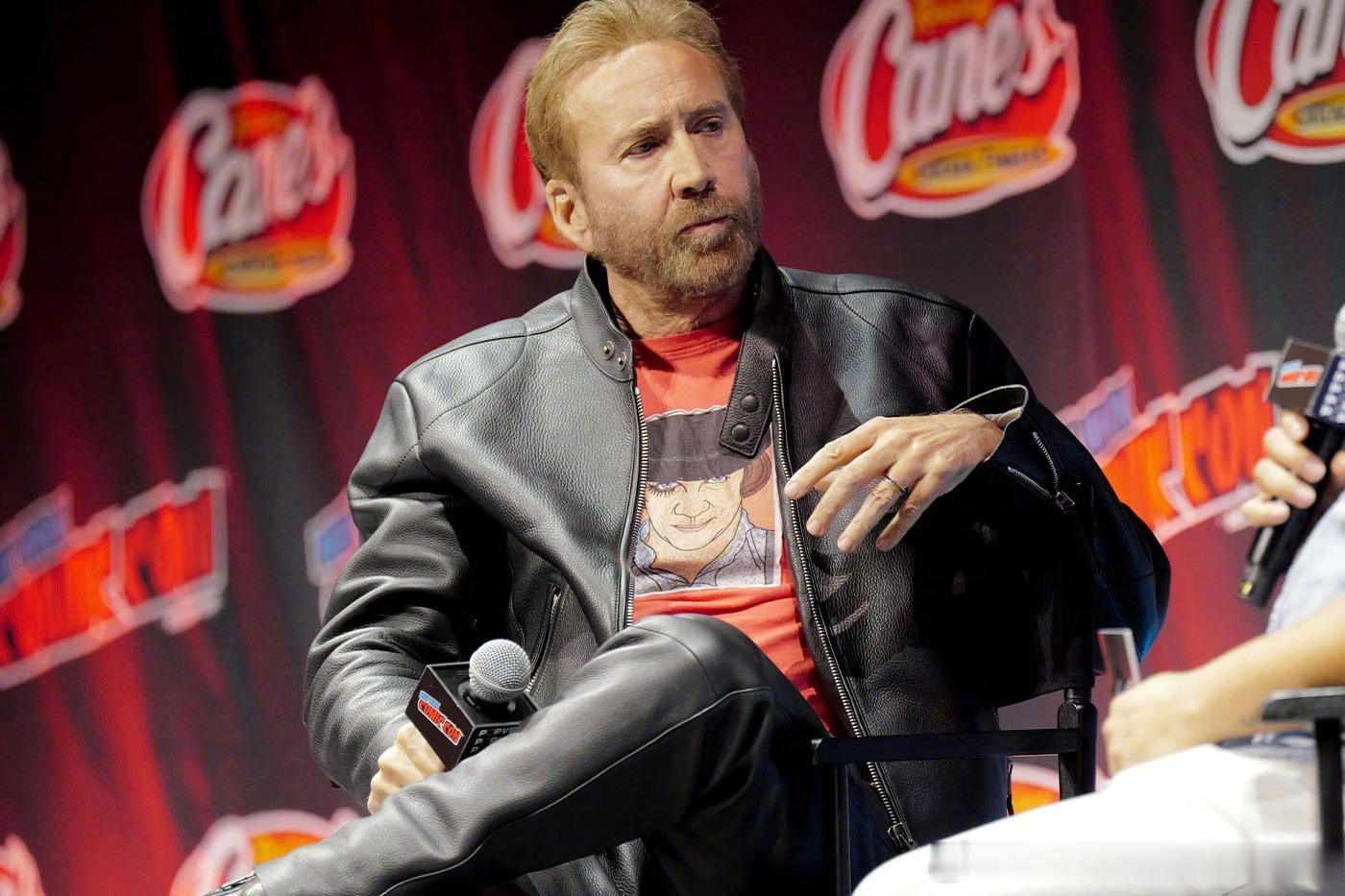 【Nicolas Cage 拒签《Spider-Noir》AI 同意书，并扬言与 Amazon 割席】

Nicolas Cage 公开表态反对人工智能，证实他拒绝为 Prime Video 的《Spider-Noir》签署 AI 同意书。这位演员在纽约 Comic-Con 研讨会上透露，由于 Amazon 「非常支持 AI」，他拒绝授权数码肖像权的决定，意味着他很可能不会再与 ​