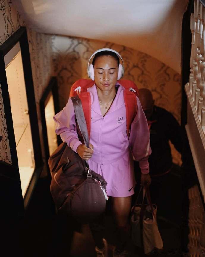 WTA500伦敦站首轮，郑钦文4-6、6(4)-7不敌克里斯蒂安，遗憾...