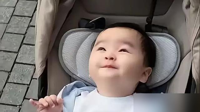 汪小菲吃烤肉，旁边一长发女的直接上手给他夹菜，眉眼像极了某个人。
同桌人起哄碰杯，汪小菲手都没抬。同一时间，马筱梅在家直播卖货，压根没搭理这茬。
第二天人家两口子带着孩子飞台北了。小玥儿12岁，个子快赶上后妈，俩人逛街挨着走。
网友炸了，正主没反应。该带货带货，该陪娃陪娃。
能把日子过成流水