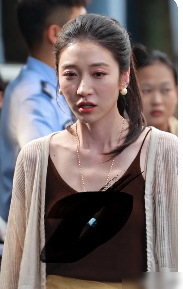 拍了100部短剧，上综艺被骂到狗血淋头。
吴镇宇直接开怼：你是来炫耀的吗？李诚儒补刀：达不到长剧的创作要求。何赛飞更狠：脸型不等于演技。
王格格，7年拍了上百部短剧，代表作一抓一把。结果一上《无限超越班》，被导师团轮番拷问，全网都看傻了。
可仔细想想，她真不会演戏吗？短剧一天拍几十场，情绪说来
